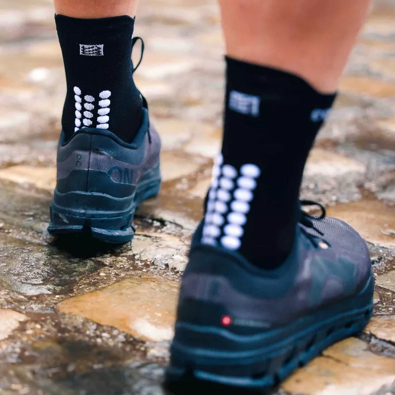 Compressport Pro Racing V4.0 Run High Socks - Black / White