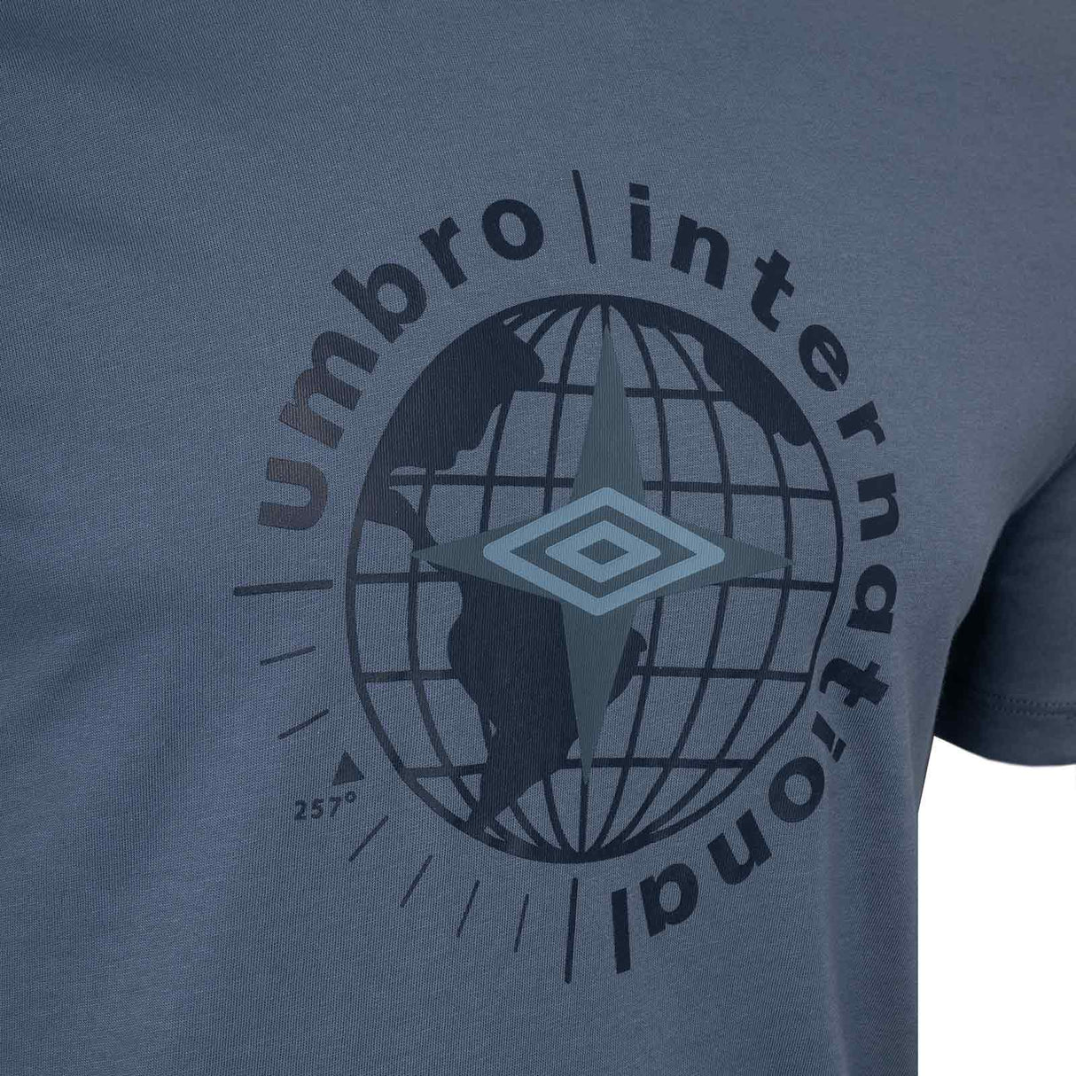Umbro Globe Mens Short Sleeved Graphic Training T-Shirt Close-Up Chest View