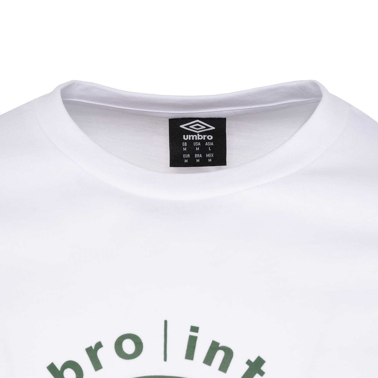 Umbro Globe Mens Short Sleeved Graphic Training T-Shirt Close-Up Neckline View