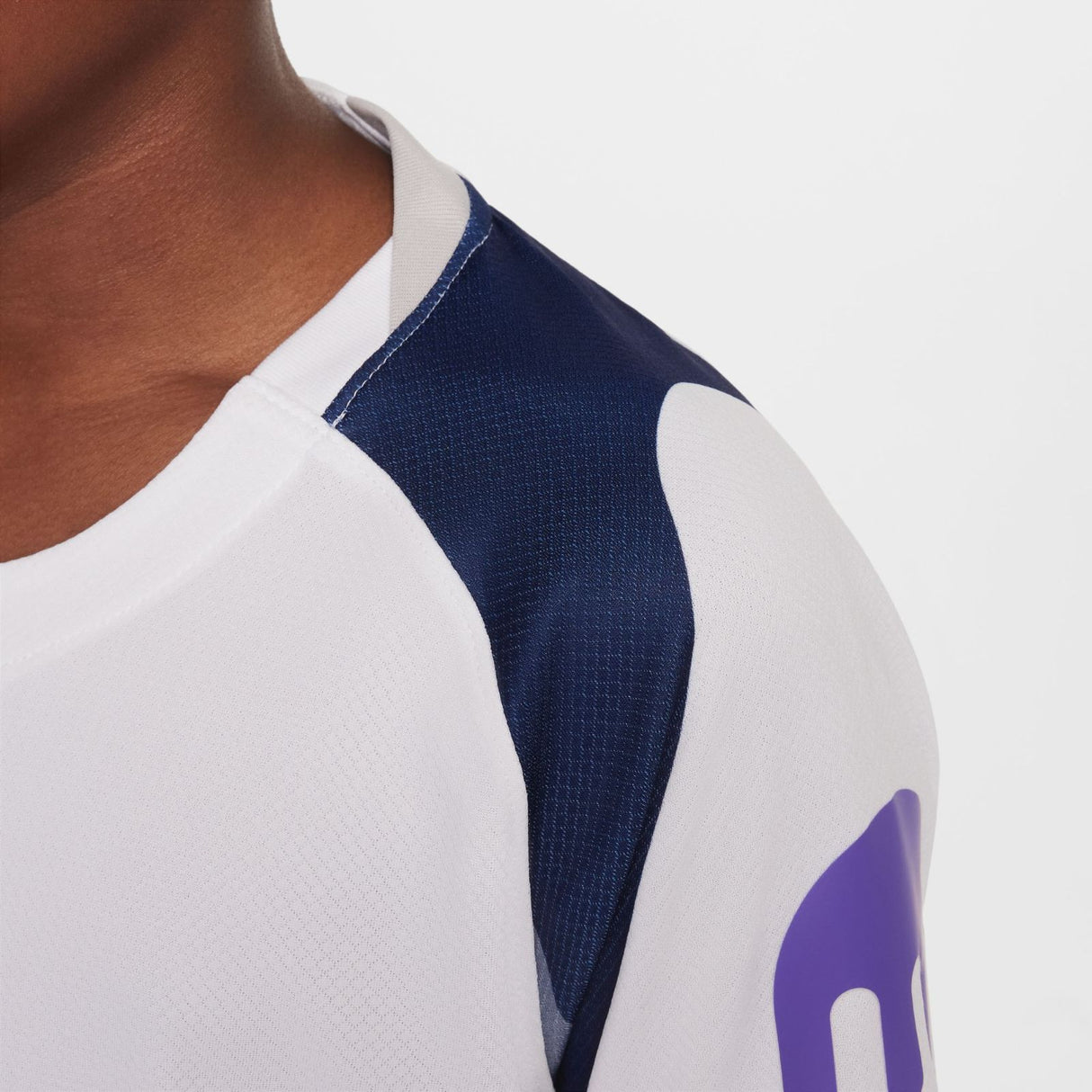 Nike Tottenham Hotspur 2025/26 Kids Home Jersey - Close up