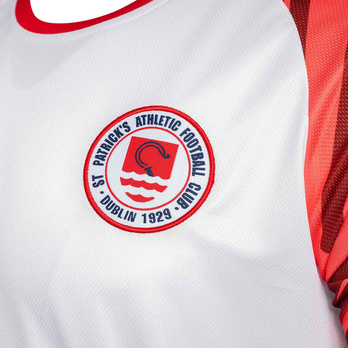 Umbro St Patricks Athletic Football Club Euro 2025 Kids Warm Up Jersey Close-Up Crest View