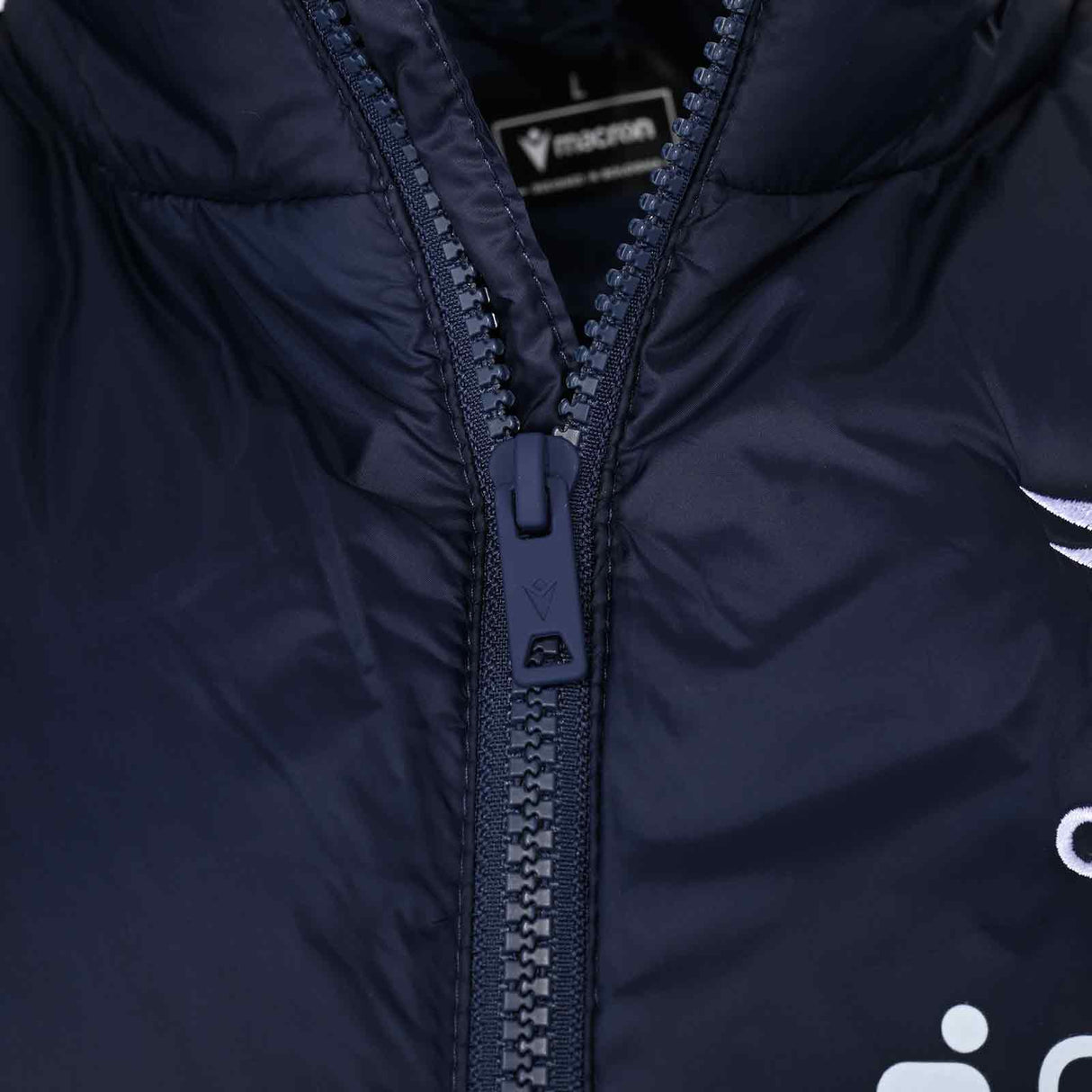Macron Connacht Rugby 2025/26 Mens Padded Training Gilet Close-Up Zip View