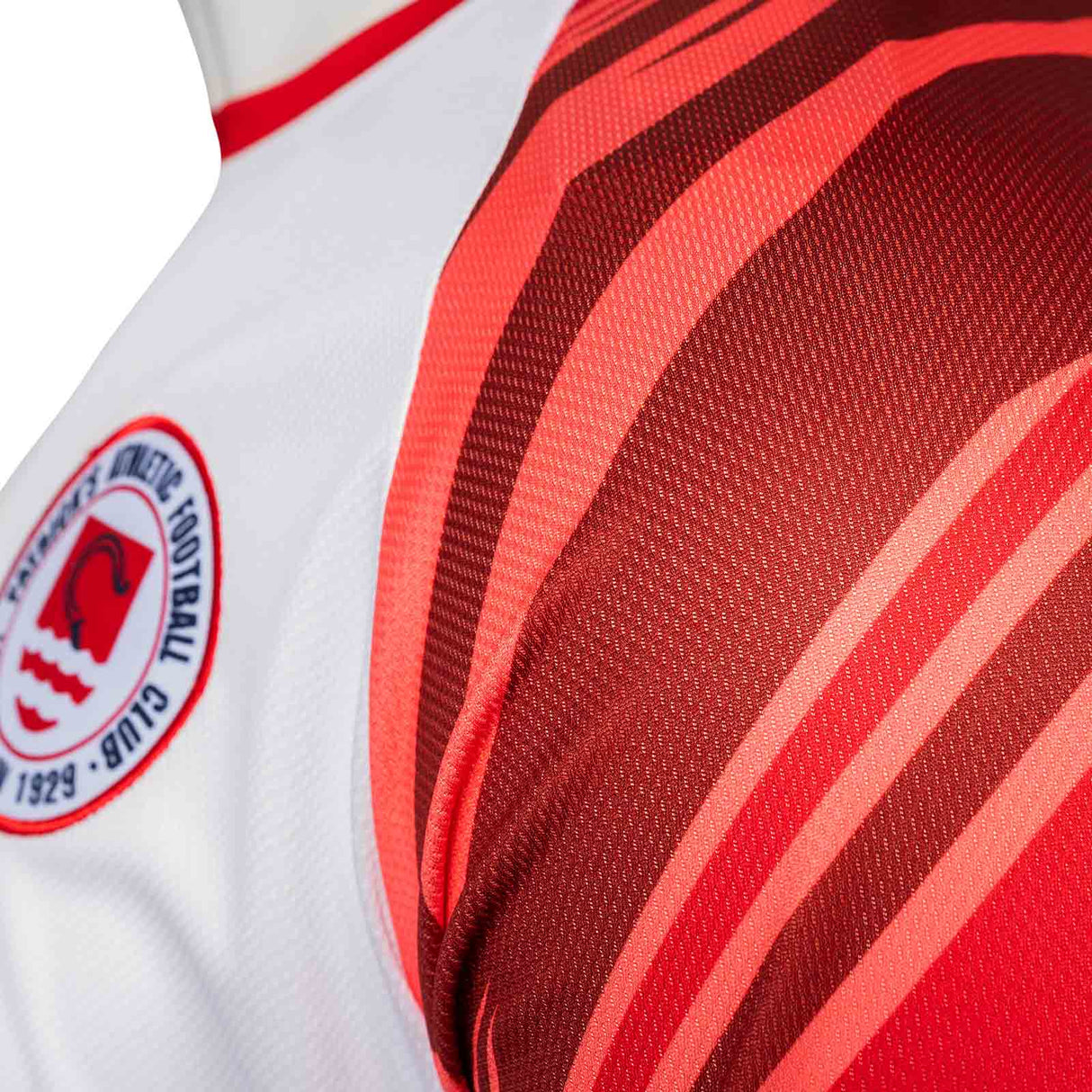 Umbro St Patricks Athletic Football Club Euro 2025 Mens Warm Up Jersey Close-Up Arm View