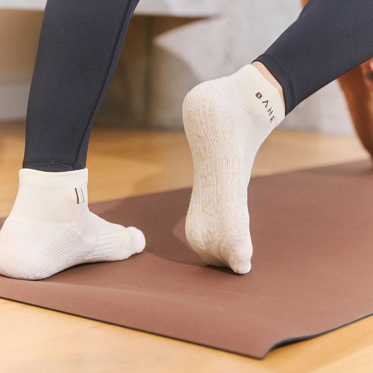 BAHE Studio Grippy Ankle Socks 2Pk White