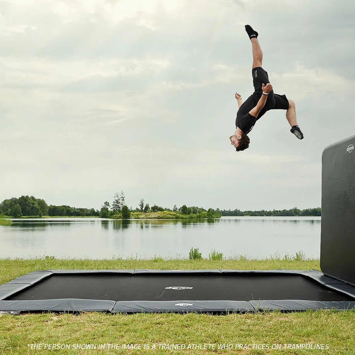 BERG SPORTS Ultim Elite FlatGround 500 Trampoline Grey + AeroWall