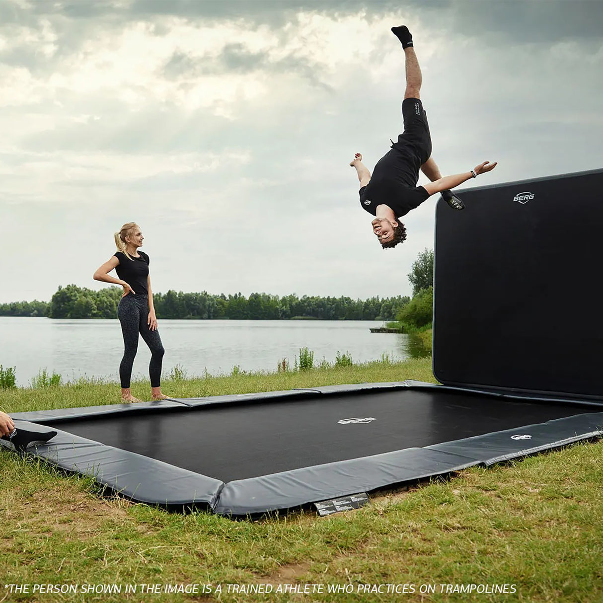 BERG SPORTS Ultim Elite FlatGround 500 Trampoline Grey + AeroWall