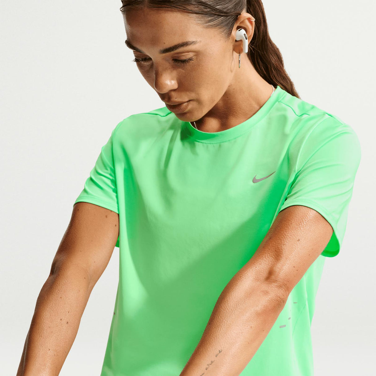 Nike W Swift DF SS Tee Standard Green