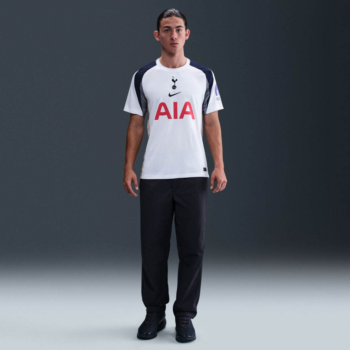 Nike Tottenham Hotspur 2025/26 Home Jersey - Model