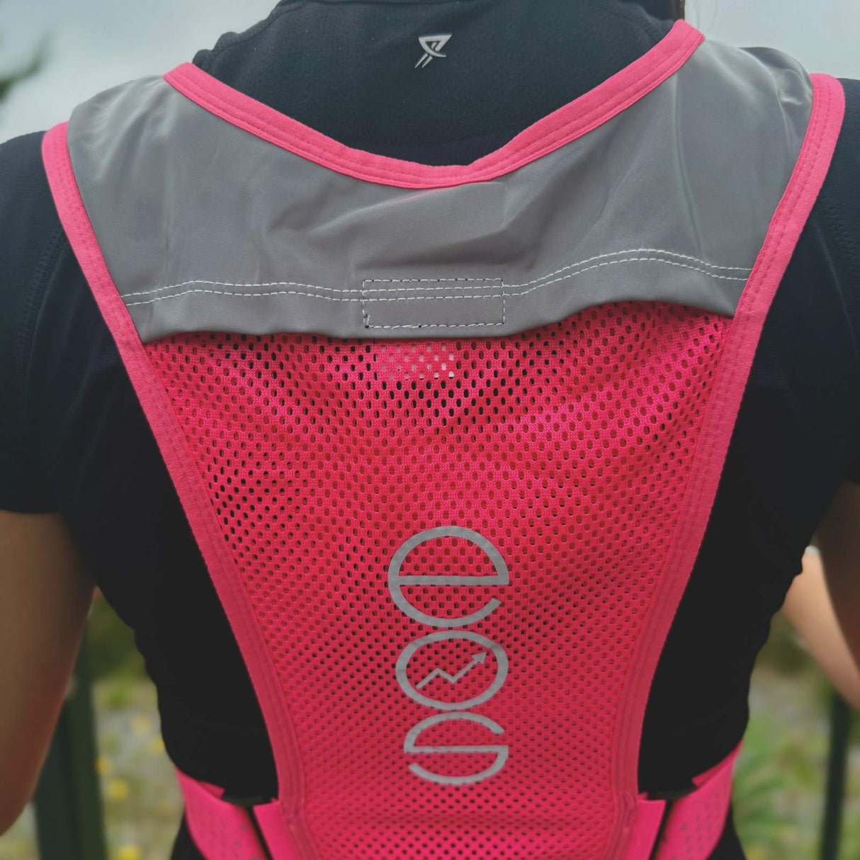 EOS Elite UltraLight 2.0 Reflective Running Vest Model Close-Up Back View