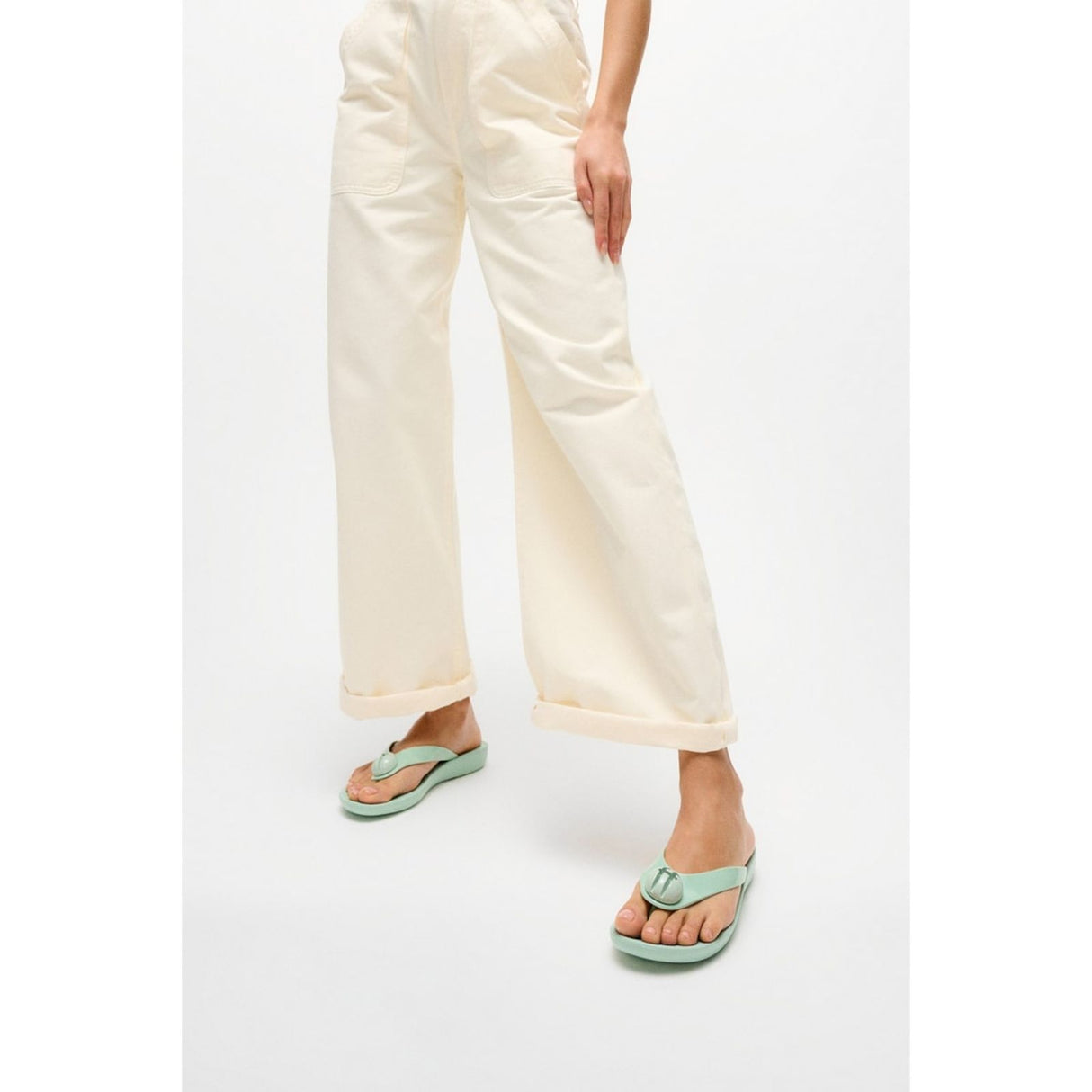 Fitflop Womens iQushion Glossy-Button Flip-Flops Mint Whisper